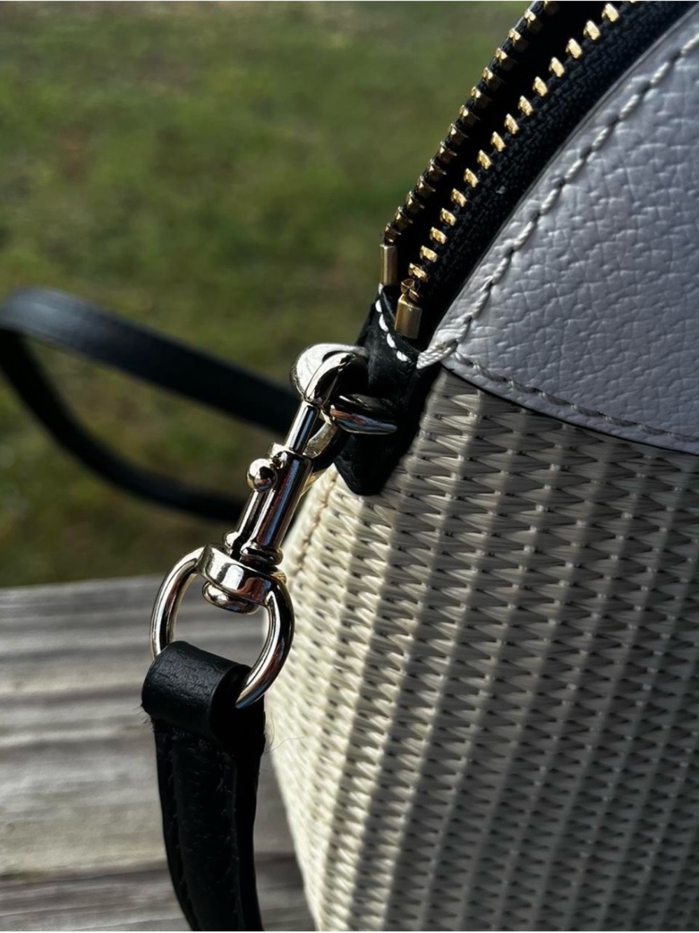 Kate Spade purse with black straps 🖤🤍 - Picture 4 of 7
